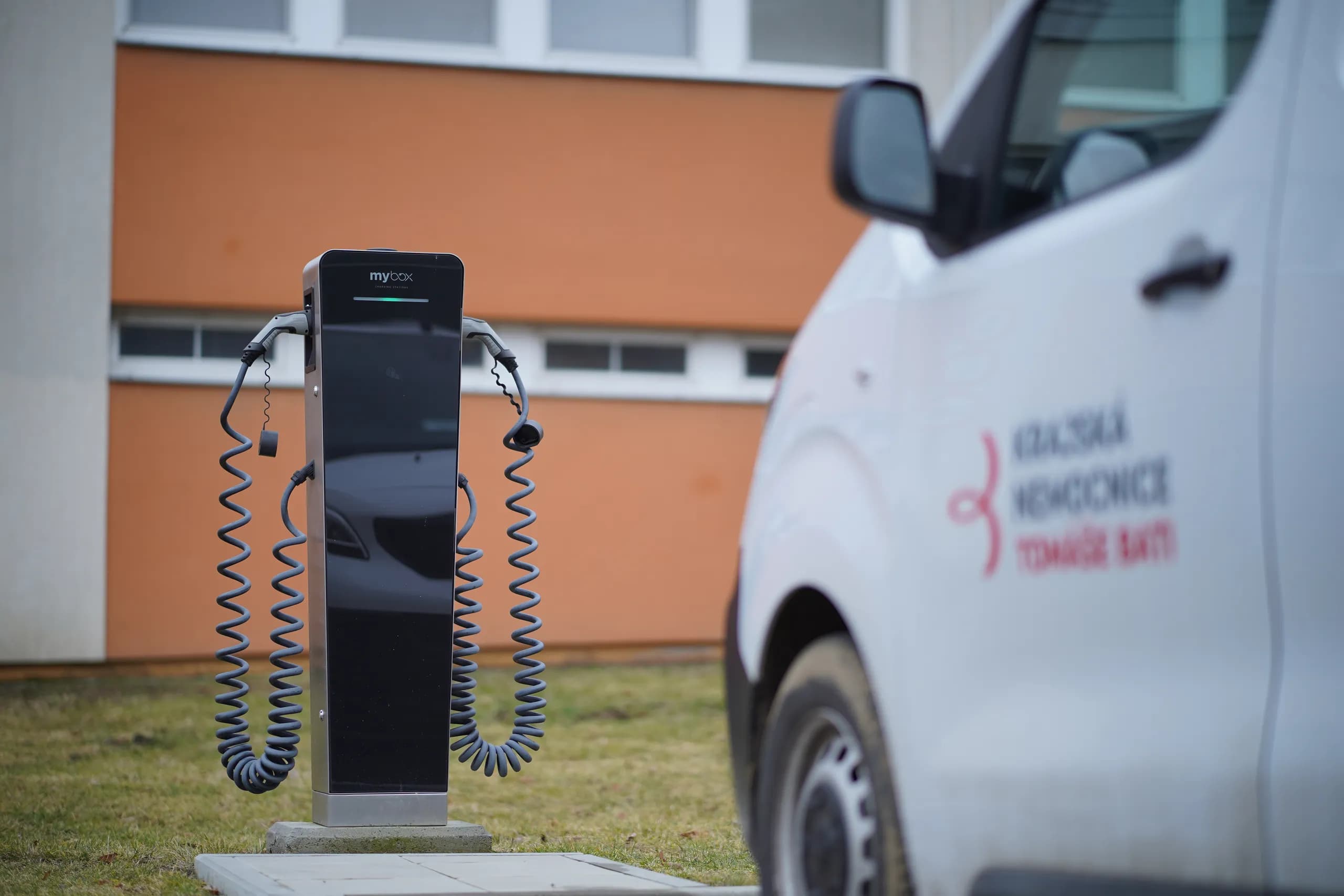 Dobíjecí infrastruktura pro nemocniční areál KNTB Zlín (6 vozidel současně)