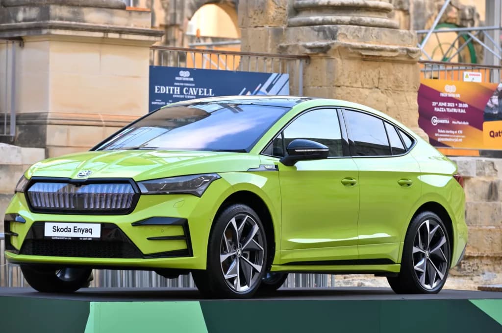Chytré nabíjení firemních elektromobilů: Jak ušetřit náklady a splnit ESG cíle