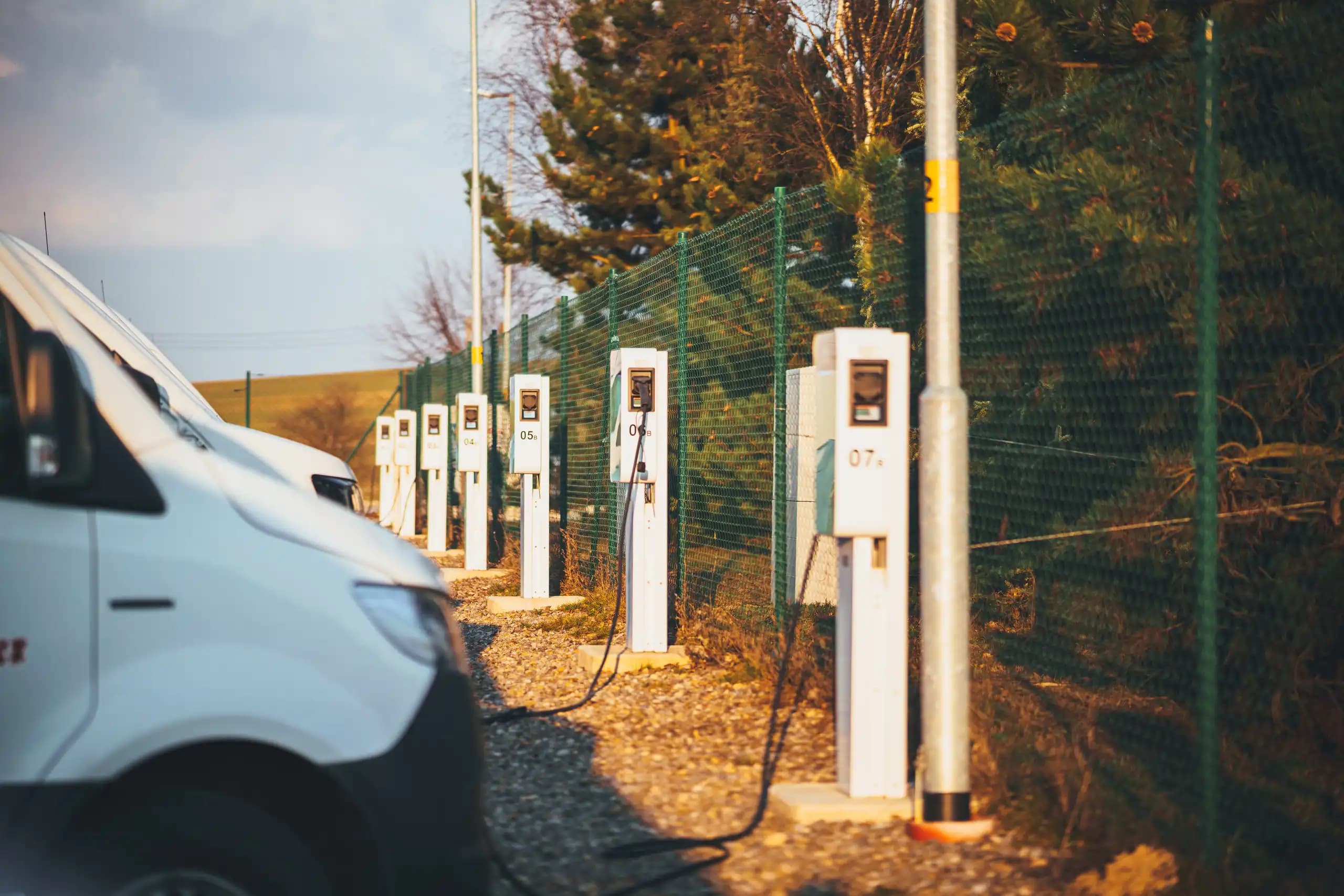 Firemní nabíjení elektromobilů: jak vybrat nabíječku pro firmu
